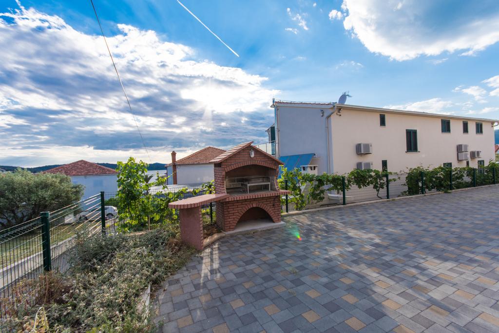 Apartment Angie Трогир Екстериор снимка